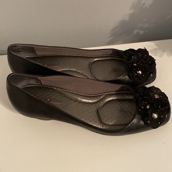 Bandolinos wedge shoe. Gently used. Cute leather flowers on toe dress them up - Picture 8 of 8